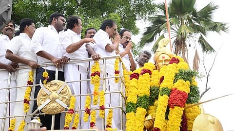 பூலித்தேவன் சிலைக்கு திமுக அமைச்சர்கள் மரியாதை