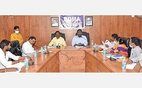 திண்டுக்கல்லில் நடந்த ஒருங்கிணைந்த கழிவுநீர் மேலாண்மை குறித்த ஆலோசனைக் கூட்டத்தில் பேசிய ஜவுளித் துறை ஆணையர் வள்ளலார்.