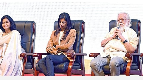 எஸ்எஸ்விஎம் கல்வி நிறுவனங்களின் 25-வது ஆண்டு கொண்டாட்டத்தின் ஒரு பகுதியாக, கோவையில் உள்ள எஸ்எஸ்விஎம் பள்ளியில் நேற்று தொடங்கிய 'டிரான்ஸ்பார்மிங் இந்தியா' என்ற தலைப்பிலான கருத்தரங்கில் பேசிய இஸ்ரோ முன்னாள் விஞ்ஞானி நம்பி நாராயணன். படம்: ஜெ.மனோகரன்