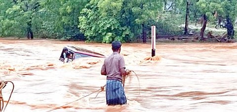 வேடசந்தூர் அருகே காட்டாற்று வெள்ளத்தில் 6 பேருடன் அடித்துச் செல்லப்பட்ட கார்.