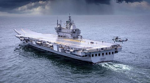 பல்வேறு நிகழ்ச்சிகளில் பங்கேற்பதற்காக பிரதமர் நரேந்திர மோடி நேற்று மாலை கொச்சி வந்தார். விமான நிலையத்தில் அவரை ஆளுநர் ஆரிப் முகமது கான், முதல்வர் பினராயி விஜயன் ஆகியோர் வரவேற்்றனர். (அடுத்த படம்) பிரதமர் இன்று நாட்டுக்கு அர்ப்பணிக்க இருக்கும் ஐஎன்எஸ் விக்ராந்த் விமானம் தாங்கி போர்க்கப்பல். படம்: பிடிஐ.