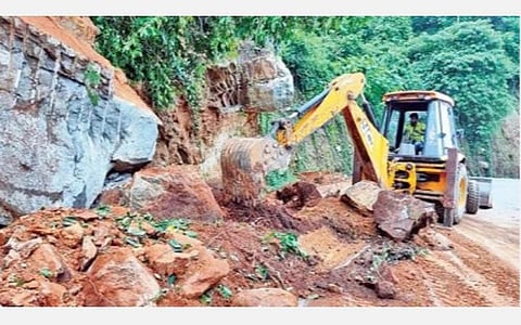 கனமழையால் குன்னூர்-மேட்டுப்பாளையம் சாலையில் விழுந்த பாறைகள் பொக்லின் மூலம் அப்புறப்படுத்தப்பட்டன