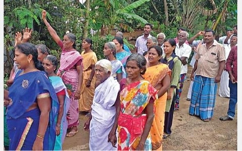 எட்டு வழிச்சாலை திட்டத்தை நிறைவேற்ற மாட்டோம் என்ற தேர்தல் வாக்குறுதியை திமுக அரசு நிறைவேற்றக் கோரி சேலம் வீரபாண்டி அருகே பூலாவரி புஞ்சைக்காடு கிராமத்தில் ஆர்ப்பாட்டத்தில் ஈடுபட்ட விவசாயிகள்