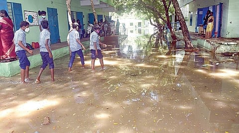 மழைக்காலத்தில் பள்ளிகளில் தேங்கும் மழைநீர்: மாணவர்களின் பிரச்சினைக்கு அரசு தீர்வு காணுமா?