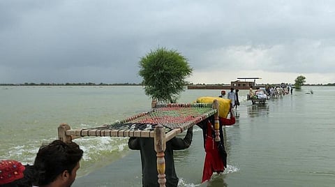 மொத்த நிலப்பரப்பில் மூன்றில் ஒரு பகுதி வெள்ளத்தில் மூழ்கியது - பாகிஸ்தான் வெள்ளத்தில் இதுவரை 1,200 பேர் உயிரிழப்பு