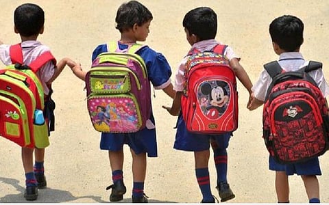 புத்தகப் பை இல்லா நாள் | மாணவர்கள் சுமையைக் குறைக்க புதிய கல்விக் கொள்கையை தழுவி ம.பி. அரசு அறிவிப்பு