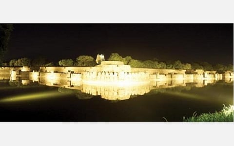 வேலூர் கோட்டையை இரவில் மக்கள் பார்த்து ரசிக்கும் வகையில் ஒளிர விடப்பட்டுள்ள மின்விளக்குகள். படம்: வி.எம்.மணிநாதன்.