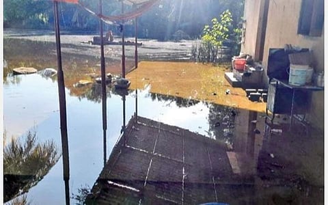 தஞ்சாவூர் மாவட்டம் திருவையாறு அருகே அணைக்குடி கிராமத்தில் வீடுகளைச் சூழ்ந்துள்ள தண்ணீர்.