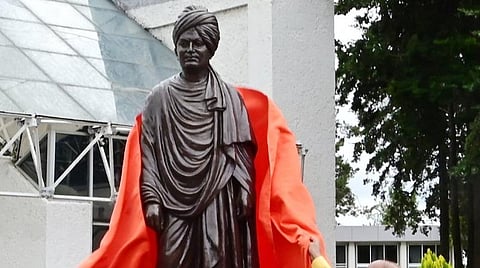 சுவாமி விவேகானந்தர் சிலையுடன் சபாநாயகர் ஓம் பிர்லா.