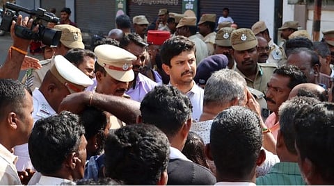 சாலை மறியலில் ஈடுபட்டோரிடம் பேச்சுவார்த்தை நடத்திய காரைக்கால் மாவட்ட துணை ஆட்சியர் எம்.ஆதர்ஷ்