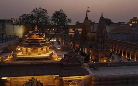 மோட்சம் அடைவதற்கு கடைசி காலத்தை கழிக்க விரும்பும் முதியவர்கள் காசி விஸ்வநாதர் கோயில் வளாகத்தில் தங்குவதற்கு சிறப்பு இல்லம்