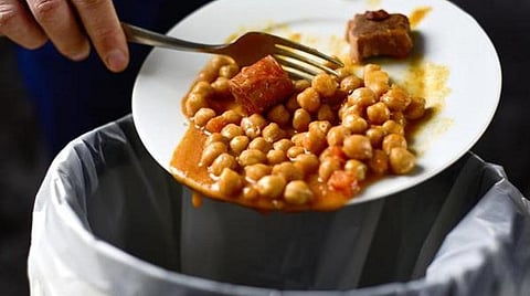 81 கோடி பேர் ஊட்டச்சத்து குறைபாட்டுடன் இருக்கும் நிலையில் வீணடிக்கப்பட்டு குப்பைக்கு போகும் 250 கோடி டன் உணவு பொருட்கள்