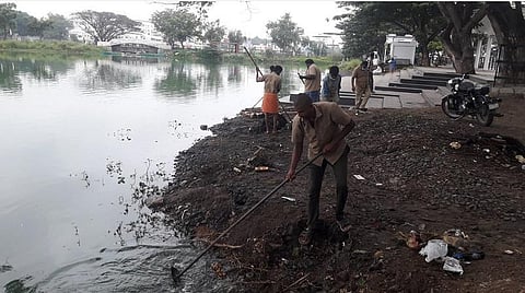 கோவை வாலாங்குளத்தின் கரையோரம் இருந்த பிளாஸ்டிக் கழிவுகளை இன்று அகற்றிய மாநகராட்சி தூய்மைப் பணியாளர்கள்.