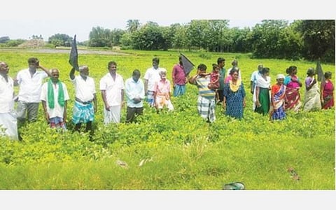 செய்யாறு அடுத்த முளைகிரிபட்டு கிராமத்தில் நேற்று கருப்பு கொடியுடன் ஆர்ப்பாட்டத்தில் பங்கேற்ற விவசாயிகள்.