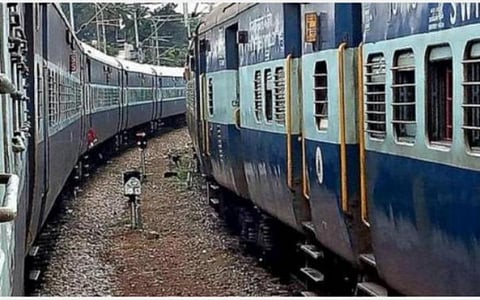 டிக்கெட்டை பரிசோதிக்கும் கையடக்க கணினி; ஏறும் இடத்தை தவறவிட்டால் டிக்கெட் ரத்தாக வாய்ப்பு: தெற்கு ரயில்வே அதிகாரிகள் தகவல்