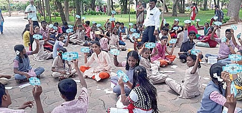 விழுப்புரம் தெய்வாணை அம்மாள் மகளிர் கல்லூரியில் நடைபெற்ற காகித மடிப்பு மூலம் நுண்ணோக்கி செய்யும் பயிற்சியில் ஆர்வத்தோடு பங்கேற்ற மாணவ, மாணவிகள்.