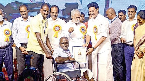 சென்னையில் நேற்று நடைபெற்ற விழாவில், மாற்றுத் திறனாளி ஆசிரியருக்கு டாக்டர் ராதாகிருஷ்ணன் விருது வழங்கினார் பள்ளிக்கல்வித் துறை அமைச்சர் அன்பில் மகேஸ் பொய்யாமொழி. உடன், அமைச்சர் பி.கே.சேகர்பாபு, பள்ளிக்கல்வித் துறைச் செயலர் காகர்லா உஷா, தமிழ்நாடு பாடநூல் மற்றும் கல்வியியல் பணிகள் கழகத் தலைவர் ஐ.லியோனி உள்ளிட்டோர். படம்: பு.க.பிரவீன்