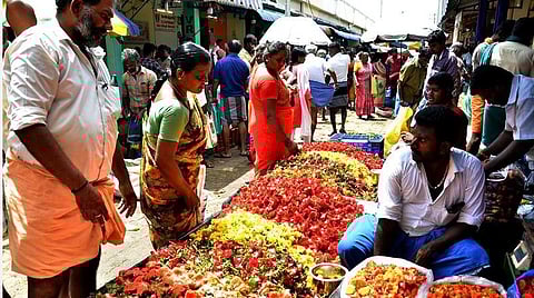 நாளை ஓணம் பண்டிகையை கொண்டாடப்படுவதை முன்னிட்டு மதுரை மாட்டுத்தாவணி பூ மார்க்கெட்டில் விற்பனைக்காக குவிந்த மலர்கள் | படம்: நா.தங்கரத்தினம்