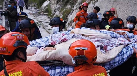 காயமடைந்தவர்களை மீட்கும் மீட்புப் படையினர்