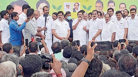 பல்லடம் பேருந்து நிலையத்தில் தொண்டர்கள் மத்தியில் பேசிய அதிமுக இடைக்கால பொதுச்செயலாளர் பழனிசாமி. உடன், முன்னாள் அமைச்சர் கள் வேலுமணி, ராதாகிருஷ்ணன், எம்.எஸ்.எம்.ஆனந்தன் உள்ளிட்டோர்.