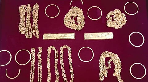 7 பயணிகளிடம் பறிமுதல் செய் யப்பட்ட நகைகள்.