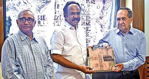 ஃப்ரன்ட்லைன் முன்னாள் இணை ஆசிரியர் டி.எஸ்.சுப்பிரமணியனின் ‘என்னே விந்தை இந்த ஹரப்பா நாகரிகம்’ நூலை சென்னையில் நேற்று அமைச்சர் தங்கம் தென்னரசு வெளியிட, ‘தி இந்து’ குழும இயக்குநர் என்.ராம் பெற்றுக்கொண்டார். படம்: ம.பிரபு