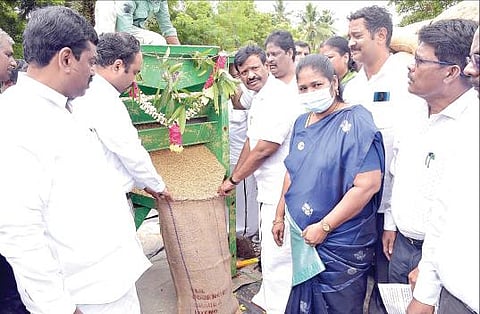 திருவள்ளூர் வெள்ளியூர் பகுதியில் நேரடி நெல் கொள்முதல் நிலையத்தை அமைச்சர் சா.மு.நாசர் நேற்று திறந்து வைத்து, கொள்முதல் பணியை தொடங்கி வைத்தார். உடன் ஆட்சியர் ஆல்பி ஜான் வர்கீஸ் உள்ளிட்டோர்.