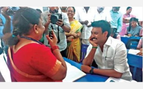 தருமபுரி அவ்வையார் அரசு மகளிர் மேல்நிலைப் பள்ளி தமிழாசிரியரை, திரைப்பாடலாசிரியர் வைரமுத்துவுடன் போனில் பேசவைத்து மகிழ்ந்த பள்ளிக் கல்வித் துறை அமைச்சர்.