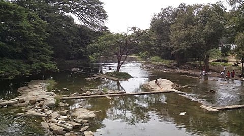 தொடர் மழையால் 20 ஆண்டுகளுக்கு பிறகு வஹினி ஆற்றில் கரைபுரண்டு ஓடும் நீர்