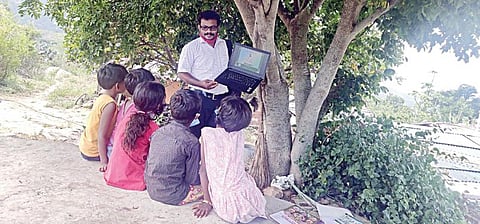 கரோனா ஊரடங்கின்போதும் மலைவாழ் கிராமத்தில் பாடம் நடத்திய ஆசிரியர் ஐயப்பன்.