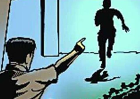 உ.பி. காசியாபாத்தில் நகைக்கடை உரிமையாளர் சுட்டுக்கொலை: கொள்ளையனை மடக்கி பிடித்த கிராம மக்கள்