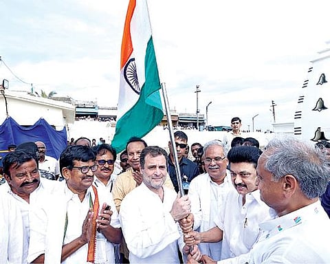 காங்கிரஸ் முன்னாள் தலைவர் ராகுல் காந்தியின்இந்திய ஒற்றுமை நடைபயணத்தைகன்னியாகுமரியில் முதல்வர் மு.க.ஸ்டாலின், தேசியக் கொடியை வழங்கி நேற்று தொடங்கி வைத்தார். உடன் ராஜஸ்தான் முதல்வர் அசோக் கெலாட், சத்தீ்ஸ்கர் முதல்வர் பூபேஷ் பாகல், தமிழக அமைச்சர் கே.என்.நேரு, தமிழக காங்கிரஸ் தலைவர் கே.எஸ்.அழகிரி உள்ளிட்டோர்.