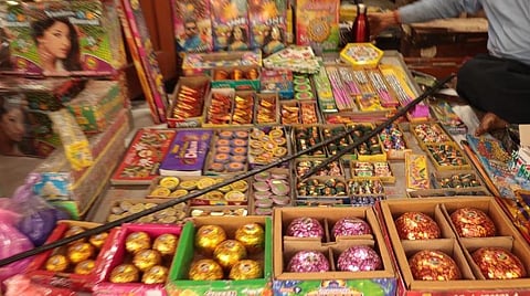 காற்று மாசுபாட்டை தடுக்க ஜனவரி 1 வரை டெல்லியில் பட்டாசு விற்க, வெடிக்க தடை