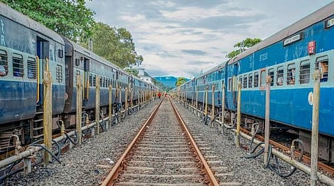 தெற்கு ரயில்வேயில் ஓடும் ரயில்களின் சராசரி வேகம் மணிக்கு 50 கிமீ மட்டுமே: வேகத்தை அதிகரிக்க உள்கட்டமைப்புகளை மேம்படுத்துவது அவசியம்
