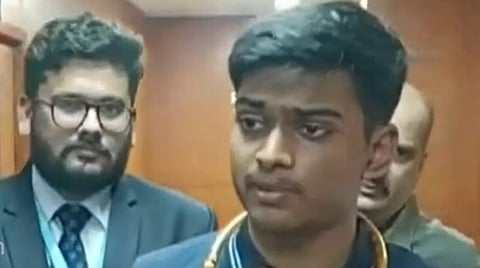 நீட் தேர்வில் தமிழக அளவில் முதலிடம் பிடித்த மாணவர் திரிதேவ் விநாயகா