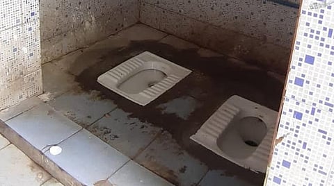 கோவை | பொதுக் கழிப்பிட வளாகத்தின் ஒரே அறையில் 2 கழிவிடங்கள்: மாநகராட்சி ஆணையர் விளக்கம்