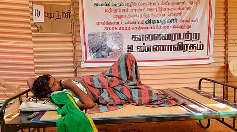 படவிளக்கம்: பல்லடம் கோடாங்கிபாளையம் கொத்துமுட்டிபாளையத்தில் உள்ள தோட்டத்தில் விவசாயி விஜயகுமார் இன்று 10-வது நாளாக உண்ணாவிரத போராட்டத்தை தொடர்ந்தார்.