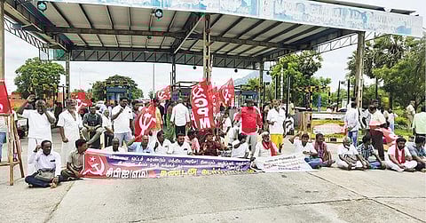 திருவண்ணாமலை அடுத்த இனாம்காரியந்தல் கிராமத்தில் உள்ள சுங்க சாவடியை நேற்று முற்றுகையிட்ட மார்க்சிஸ்ட் கம்யூனிஸ்ட் கட்சியினர். படங்கள்: இரா.தினேஷ்குமார்.