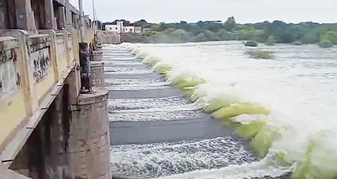 சாத்தனூர் அணையில் இருந்து நேற்று 11 மதகுகள் வழியாக தென் பெண்ணையாற்றில் வெளியேற்றப்படும் தண்ணீர்.