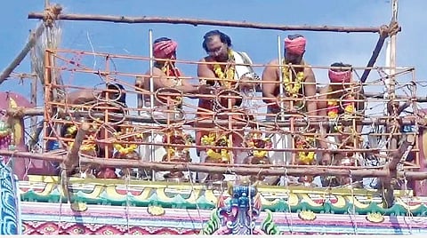 சாலைக்கிராமம் வரகுனேஸ்வரர் கோயில் கும்பாபிஷேகம் நடந்தது.