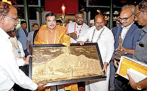 பெங்களூருவில் நடைபெற்ற அனைத்து மாநில நெடுஞ்சாலைத் துறை அமைச்சர்கள் மாநாட்டில் பங்கேற்ற மத்திய சாலைப் போக்குவரத்து மற்றும் நெடுஞ்சாலைத் துறை அமைச்சர் நிதின் கட்கரிக்கு நினைவுப் பரிசு வழங்கினார் தமிழக அமைச்சர் எ.வ.வேலு. உடன், துறைச் செயலர் பிரதீப் யாதவ், தலைமைப் பொறியாளர் ந.பாலமுருகன்.