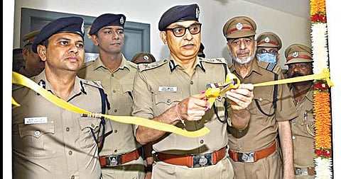 சென்னை காவல் ஆணையர் அலுவலக வளாகத்தில் அமைக்கப்பட்டுள்ள போக்குவரத்துப் பாதுகாவலர்கள் அமைப்பு அலுவலகத்தை நேற்று திறந்துவைத்தார் காவல் ஆணையர் சங்கர் ஜிவால். உடன், போக்குவரத்து கூடுதல் ஆணையர் கபில்குமார் சி.சரத்கர் உள்ளிட்டோர்.