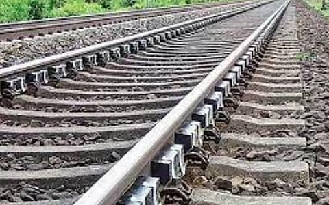 கடனுக்கு அதிக வட்டி வசூலித்த விவகாரம்: திருப்பூரில் ரயில் முன் பாய்ந்து தொழிலாளி தற்கொலை - குடும்பத்தினர் மறியல்