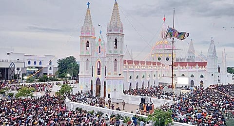 வேளாங்கண்ணி அன்னை ஆரோக்கியமாதா பேராலய பெருவிழா நேற்று நிறைவடைந்தது. இதில் ஏராளமானோர் கலந்துகொண்டனர்.