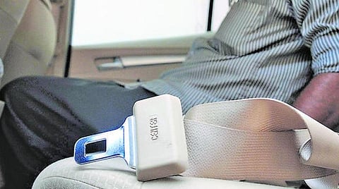 காரில் சீட் பெல்ட் அணியாவிட்டால் அலாரம் அடிப்பதை நிறுத்தும் கருவியை விற்க அமேசானுக்கு தடை