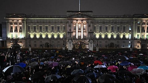 பக்கிங்காம் அரண்மனையில் சூழ்ந்துள்ள மக்கள்