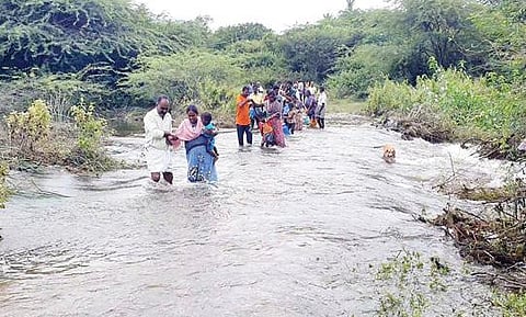 பர்கூர் ஒன்றியம் ஜெகதேவி அருகே வண்ணார் மடுவு ஆற்றினை, கிராம மக்கள் அச்சத்துடன் கடந்து சென்று வருகின்றனர்.