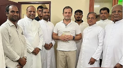 பாதிரியார் ஜார்ஜ் பொன்னையாவுடன் ராகுல் காந்தி