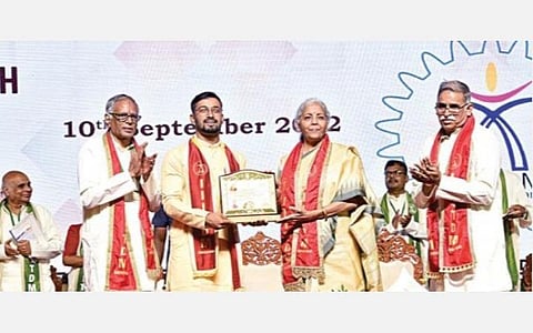 ஐஐஐடிடிஎம்-மின் 10-வது பட்டமளிப்பு விழா நேற்று நடந்தது. இதில் மத்திய நிதி அமைச்சர் நிர்மலா சீதாராமன் கலந்து கொண்டு பதக்கங்களை மாணவர்களுக்கு வழங்கினார். அருகில் கல்வி நிறுவன நிர்வாக குழு தலைவர் சடகோபன், இயக்குநர் சோமயாஜூலு ஆகியோர்.படம்: எம்.முத்துகணேஷ்.