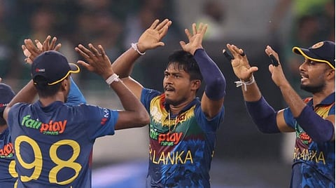 விக்கெட் வீழ்த்தியதை கொண்டாடும் இலங்கை வீரர்கள்.